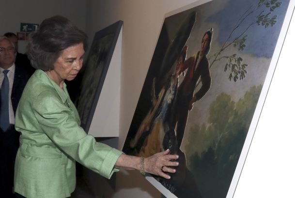 Doña Sofía observa una de las obras de la exposición
